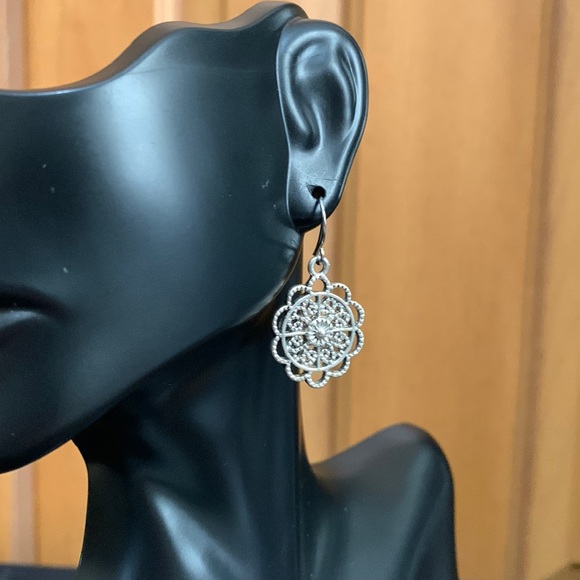 Silver tone earrings - Picture 2 of 2